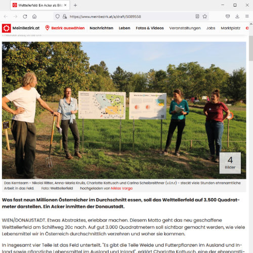 Vorschaubild auf den Online-Beitrag „Ein Acker als Bildungsort in der Donaustadt“. Zu sehen ist ein Foto des WeltTellerFeld-Teams am Feld mit den vor Ort aufgestellten Informationstafeln.