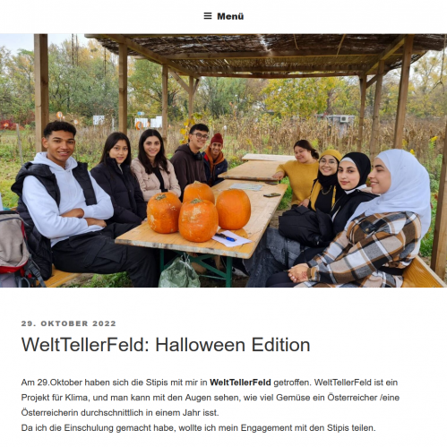 Vorschaubild auf den Blogbeitrag von Start-Stipendium „WeltTellerFeld: Halloween Edition“, das eine Gruppe junger Menschen am WeltTellerFeld zeigt.