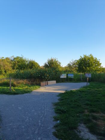 Eingangsbereich mit wassergebundener Decke.