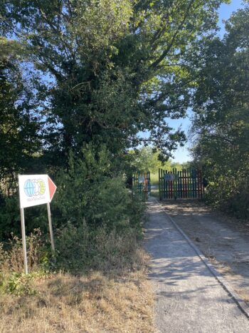 Wegweiser zum WeltTellerFeld und erstes Stück Weg bis zum Eingangstor.