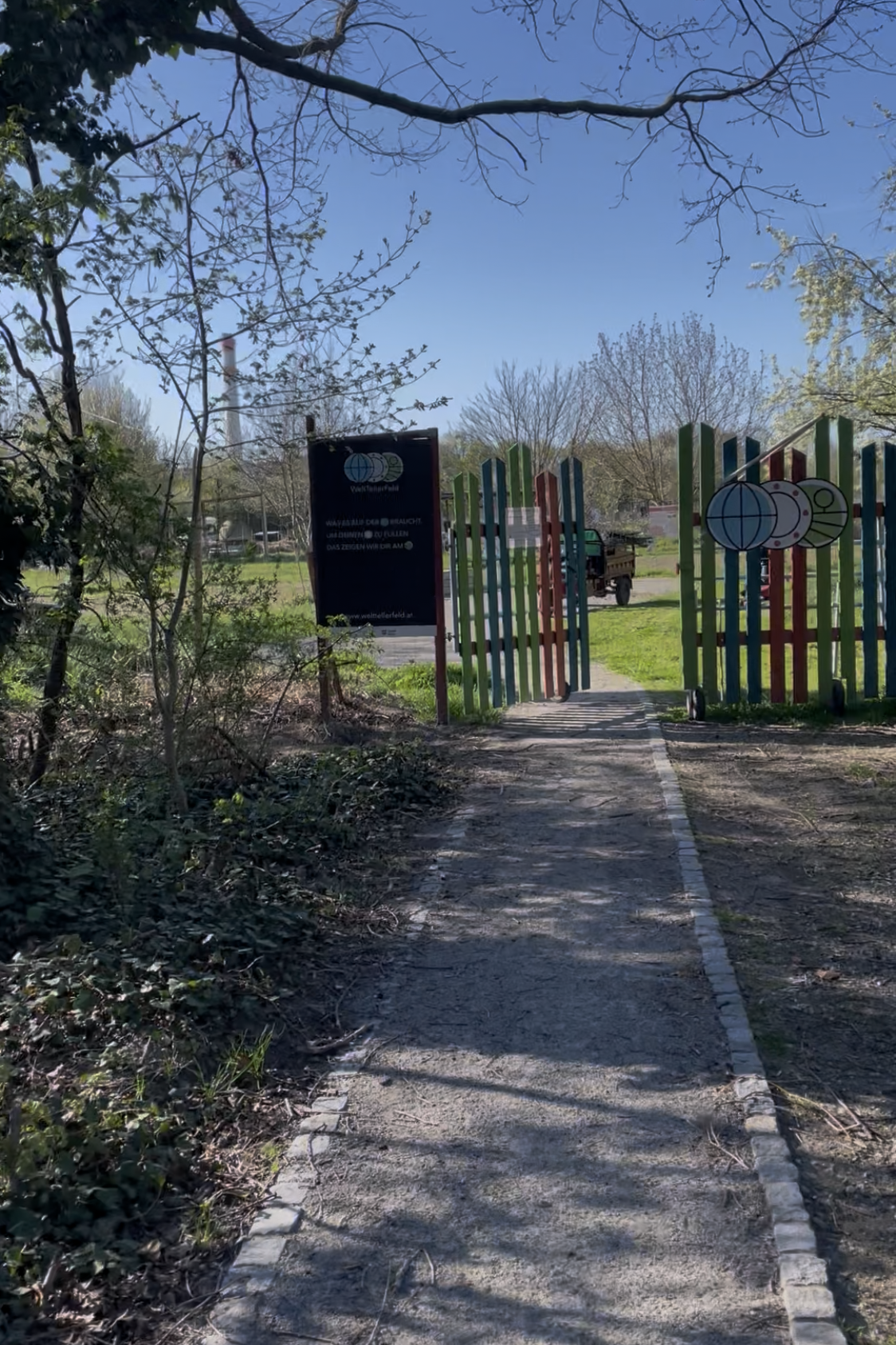 Durchgehender wassergebundener Weg durch das Eingangstor.